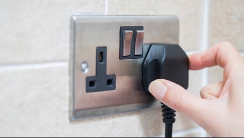 Madre denuncia que asistente virtual Alexa le recomendó a su hija meter una moneda en un enchufe