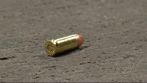 Premunidos con armas de fuego: Delincuentes roban vehículo de alta gama de pareja que cargaba combustible