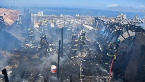 Incendio afectó al campamento Israel en la ciudad de Antofagasta