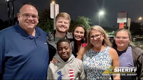 Policía adopta a un niño que salvó después que su padre biológico lo atacara con un puñal