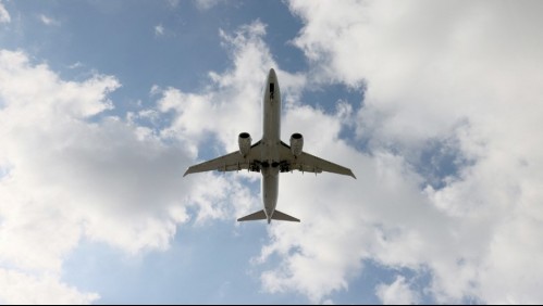 Mujer da positivo por coronavirus en pleno vuelo y se encierra en el baño del avión