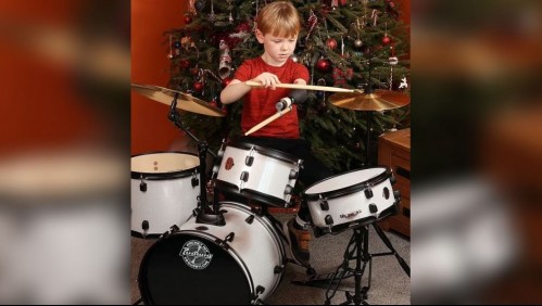 Niño de 6 años con brazo amputado aprende a tocar la batería luego que su padre creara una prótesis en 3D