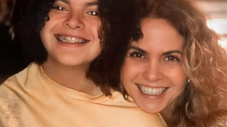 El outfit con que sorprendió la hija de Lucero: Pantalón de terciopelo, chaleco y botines El outfit con que sorprendió la hija de Lucero: Pantalón de terciopelo, chaleco y botines