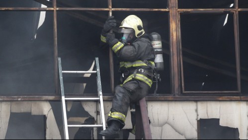 Incendio afecta a una fábrica de cartones y acopio de madera en La Pintana