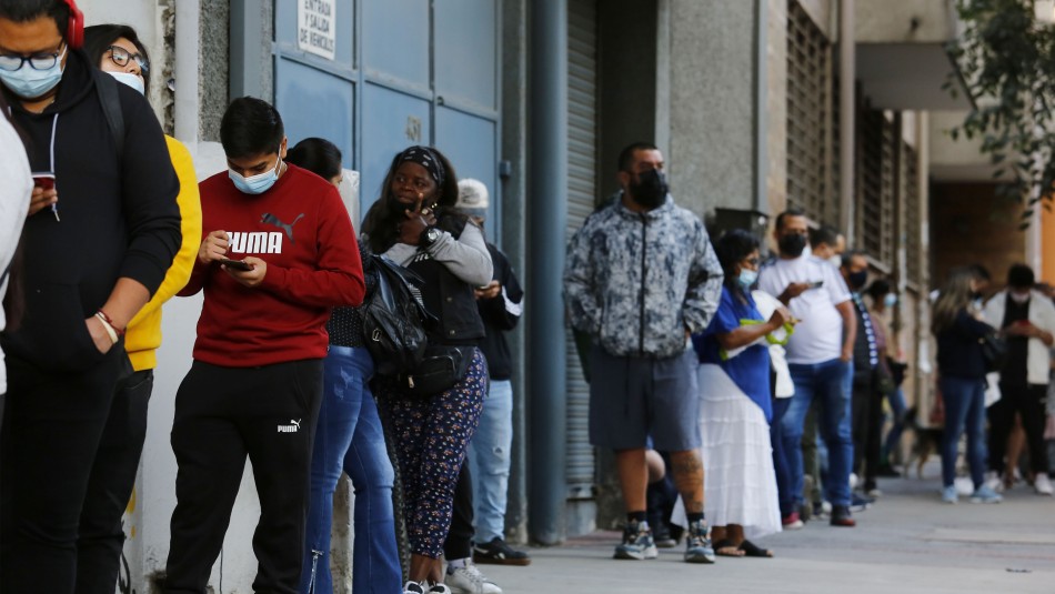 Filas en vacunatorios: Más de un millón de personas perderán su Pase de Movilidad a partir del 1 de enero Filas en vacunatorios: Más de un millón de personas perderán su Pase de Movilidad a partir del 1 de enero