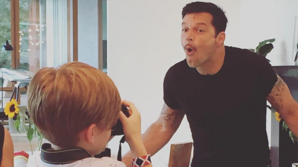 Así luce el hijo gemelo de Ricky Martin a sus 13 años: Revisa los videos que crea Valentino como tiktoker