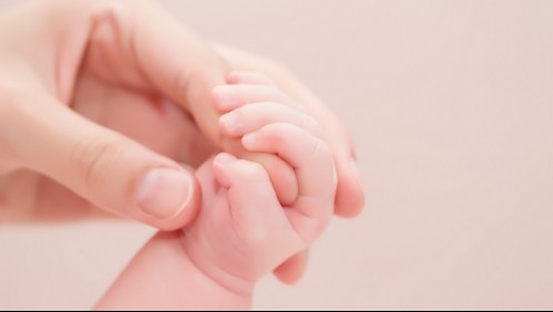 Mujer embarazada va al hospital por un fuerte dolor de cabeza y termina dando a luz en plena cirugía cerebral
