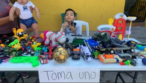 El emotivo gesto de un niño en Navidad: Colocó un puesto para regalar juguetes a quienes no recibieron uno