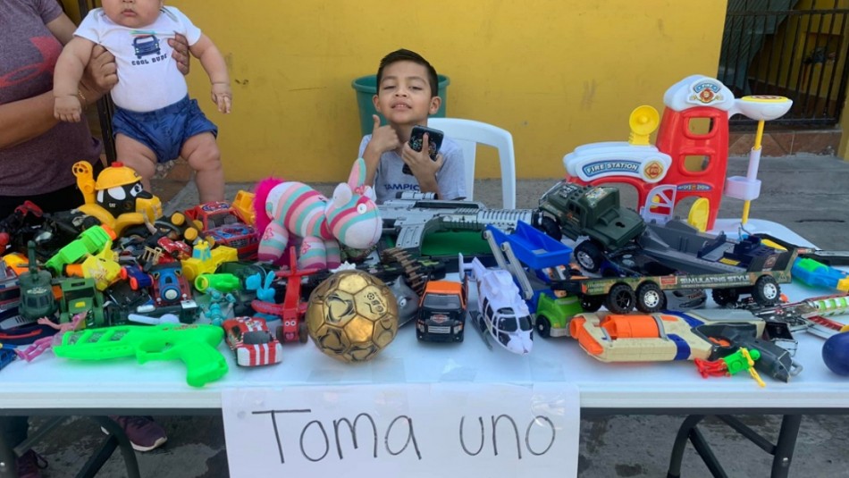 nino-regala-juguetes-en-navidad El emotivo gesto de un niño en Navidad: Colocó un puesto para regalar juguetes a quienes no recibieron uno
