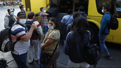 Santiaguinos llegan temprano al terminal de buses para viajar a otras regiones: Ya salieron 152 mil vehículos