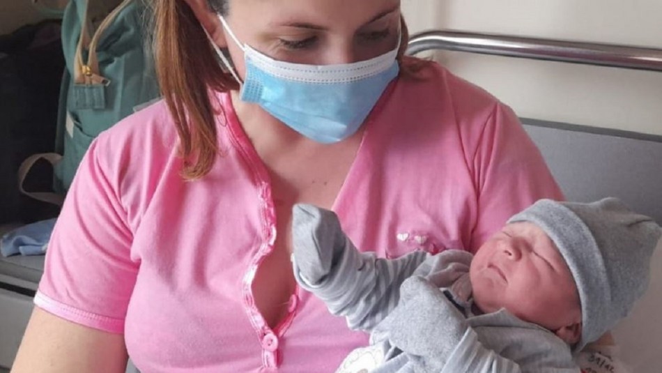 Hospital Base de Valdivia reporta al primer bebé nacido en Chile en 2022: Se llama Hans y pesó 3.3 kilos