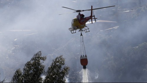 Alerta Roja por incendio en Valparaíso: Viviendas de cerro se ven afectadas por el fuego