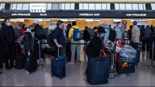 Cancelan más de 2.500 vuelos en Estados Unidos por variante Ómicron y mal tiempo