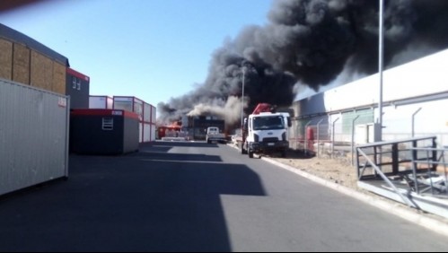 Gran incendio afecta a empresa en Colina: Humo se ve desde distintas partes de Santiago