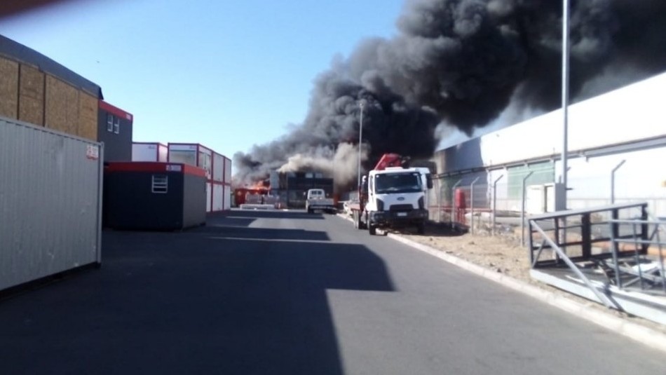 Gran incendio afecta a empresa en Colina: Humo se ve desde distintas partes de Santiago