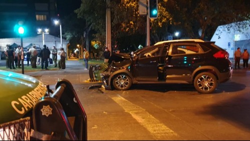 Patrulla de Carabineros choca con vehículo particular cuando se dirigía al hospital institucional: Hay tres heridos