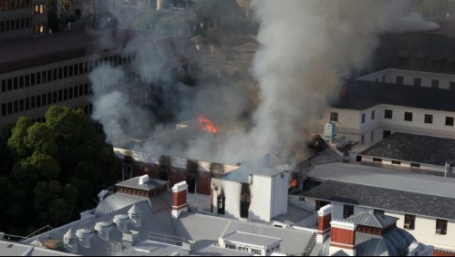 Gigantesco incendio afecta a la sede del parlamento de Sudáfrica
