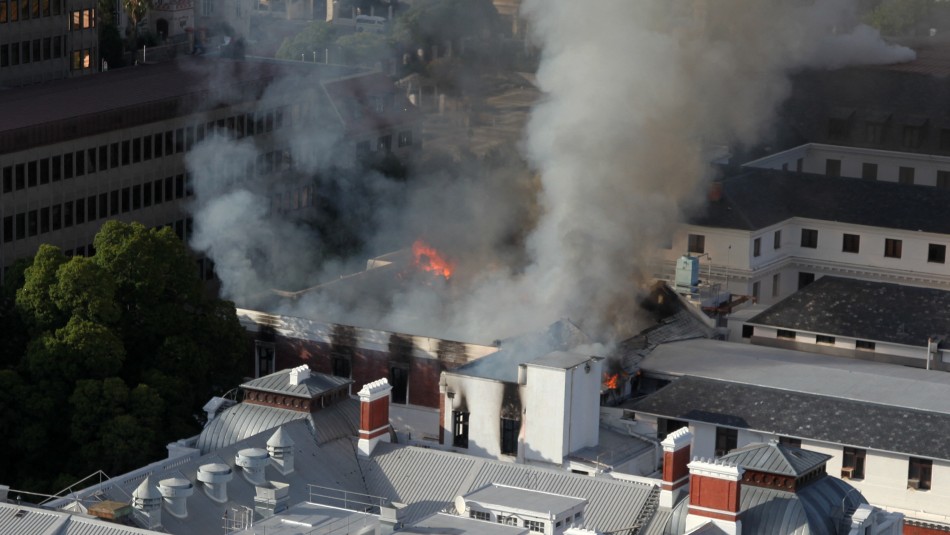 Gigantesco incendio afecta a la sede del parlamento de Sudáfrica