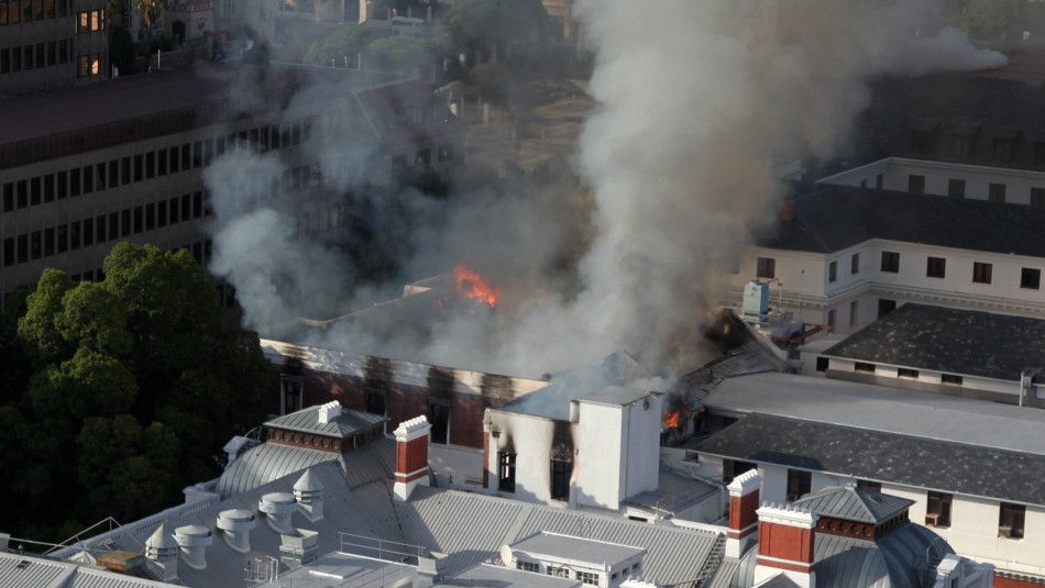 Gigantesco incendio afecta a la sede del parlamento de Sudáfrica Gigantesco incendio afecta a la sede del parlamento de Sudáfrica