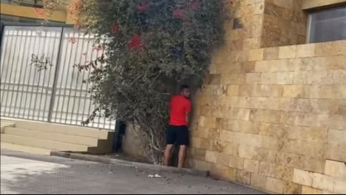 'Amigo, eso no es baño': Alcalde de Antofagasta sorprende a sujeto orinando murallas de la Municipalidad