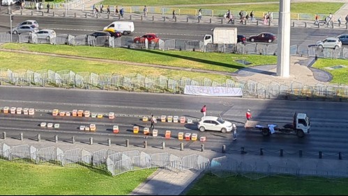 Apicultores bloquearon tránsito en Alameda instalando cajas de abejas frente a La Moneda