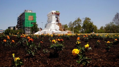 Denuncian por 'vandalismo' a concejal de Las Condes por intervención en una mitad de Plaza Italia