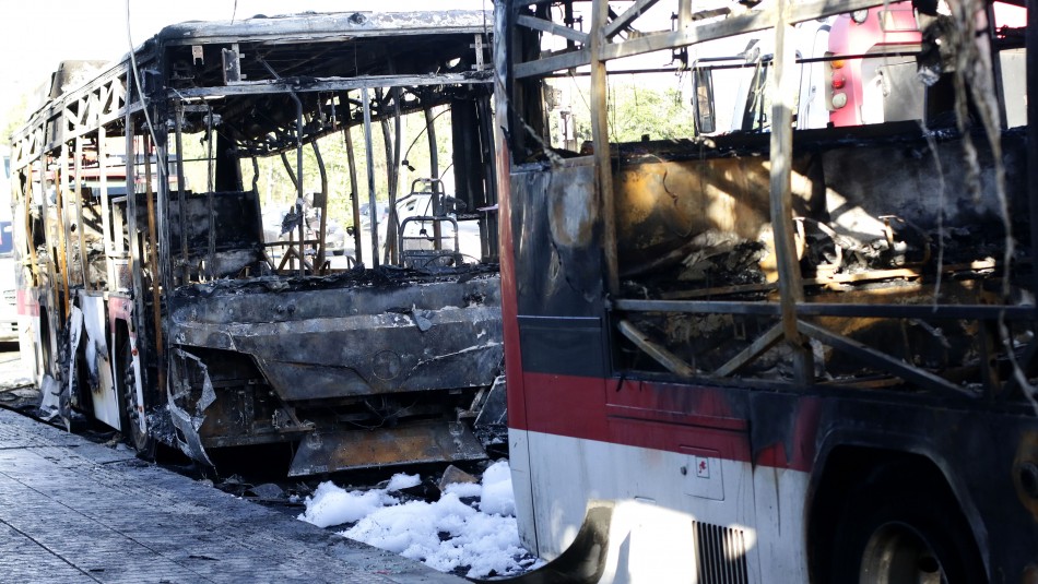 Encapuchados queman tres buses en la comuna de Pedro Aguirre Cerda