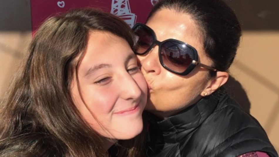 La hija de Victoria Ruffo sorprende en la playa con postales románticas besando a su novio