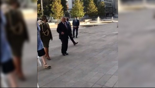 Presidente de la Corte Suprema llega sin mascarilla y saludando de beso en su primer día en el cargo