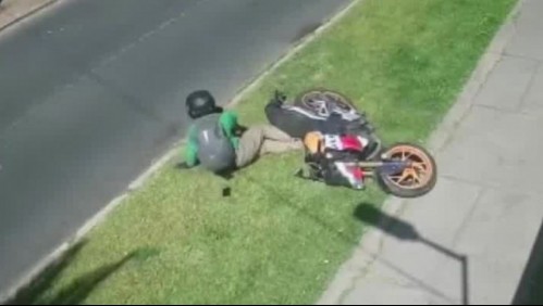 Cámara capta momento en que sujetos a bordo de un auto chocan y derriban a motociclista en San Miguel