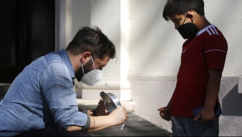 Niño le regaló al Presidente electo Gabriel Boric una paila conmemorativa del estallido social
