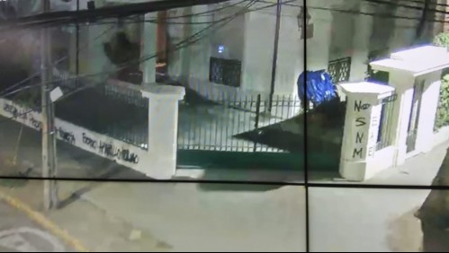 'No más Sename' y 'amarillo': Sujetos rayan muro exterior de sede del Presidente electo Gabriel Boric durante la noche
