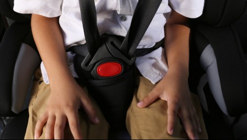 Niño de 2 años le dispara a su madre y hermano menor tras encontrar un arma entre los asientos del auto