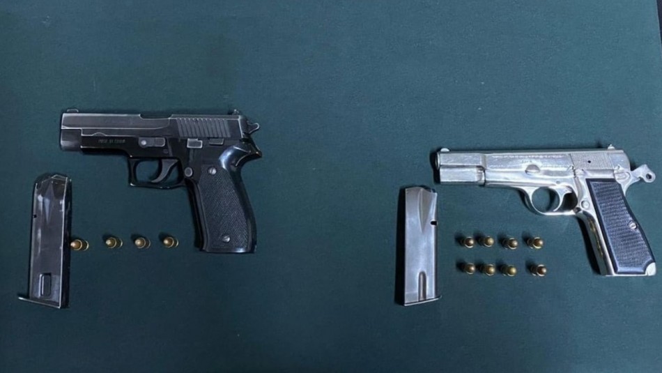Detienen a cuatro sujetos por porte ilegal de armas en Iquique: Acumulaban un total de 33 detenciones policiales Detienen a cuatro sujetos por porte ilegal de armas en Iquique: Acumulaban un total de 33 detenciones policiales