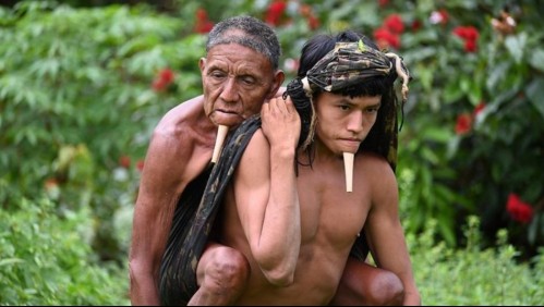 Joven de la Amazonía cargó a su padre en la espalda por 6 horas para que lo vacunaran contra el Covid-19