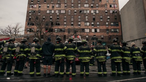 Al menos 19 muertos deja un incendio en edificio de Nueva York: habría nueve niños entre los fallecidos