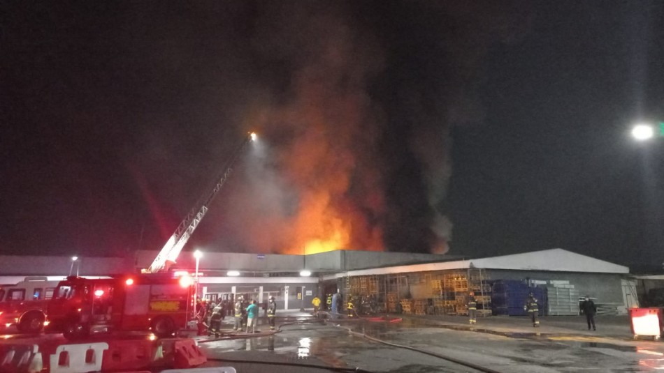 Incendio consumió bodegas de Incendio consumió bodegas de