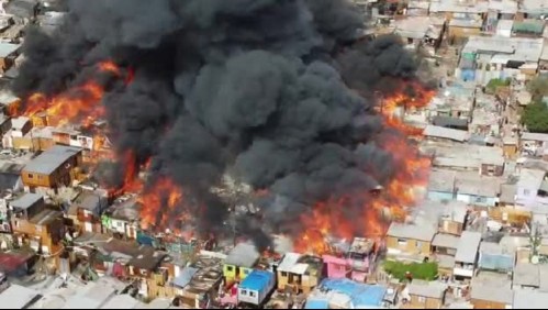 Videos muestran devastador incendio que afecta a decenas de casas en campamento de Iquique