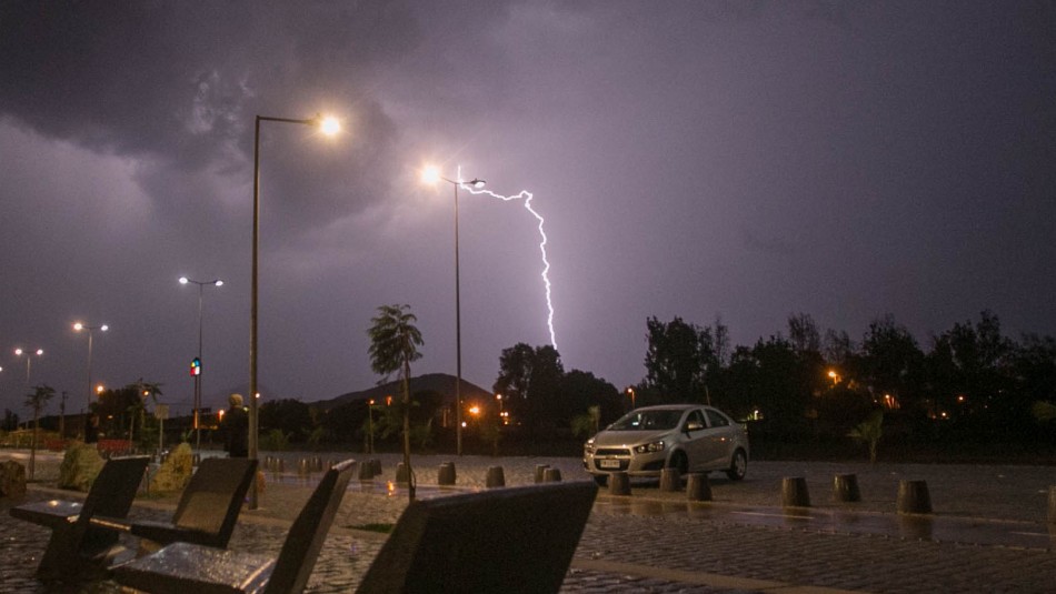 Meteorología emite aviso de probables tormentas eléctricas para cuatro regiones: Incluye la Metropolitana