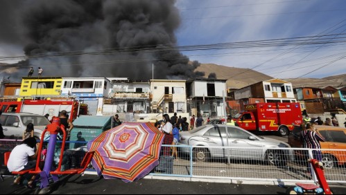 Más de 400 damnificados y cerca 100 viviendas con daños deja incendio en campamento de Iquique