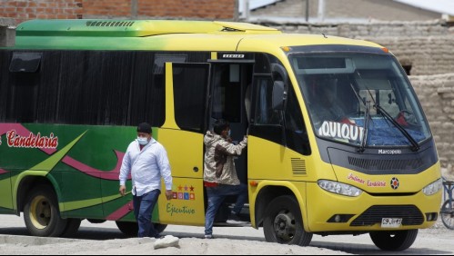 PDI detiene a bus con 46 extranjeros que ingresaban por pasos no habilitados: Se dirigían a Santiago por 'trabajo'
