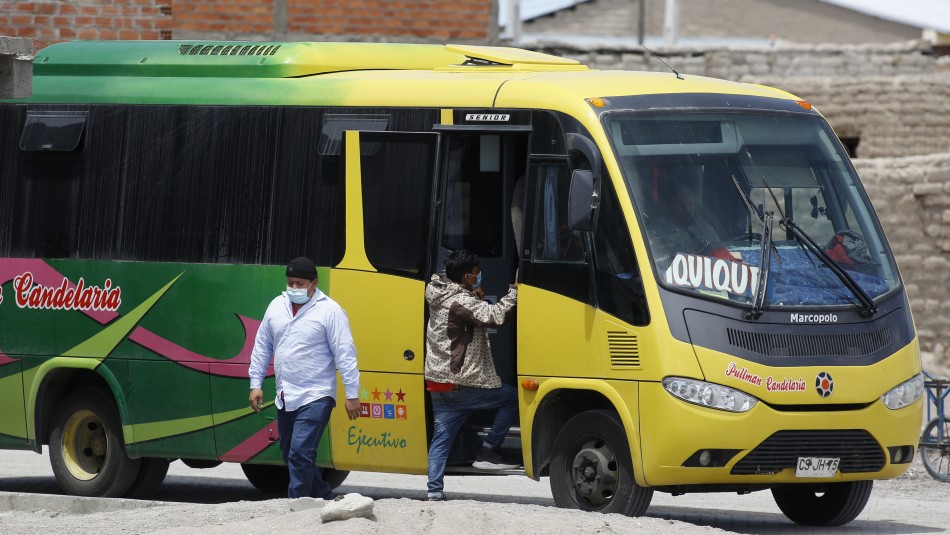 PDI detiene a bus con 46 extranjeros que ingresaban por pasos no habilitados: Se dirigían a Santiago por 