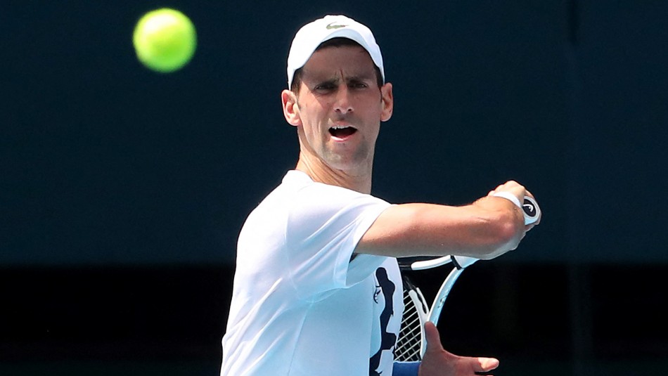 Novak Djokovic entrena en sede del Abierto de Australia tras victoria legal por caso vacunas