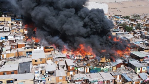 Incendio en campamento de Iquique: Ministra Rubilar viaja la zona y compromete ayuda