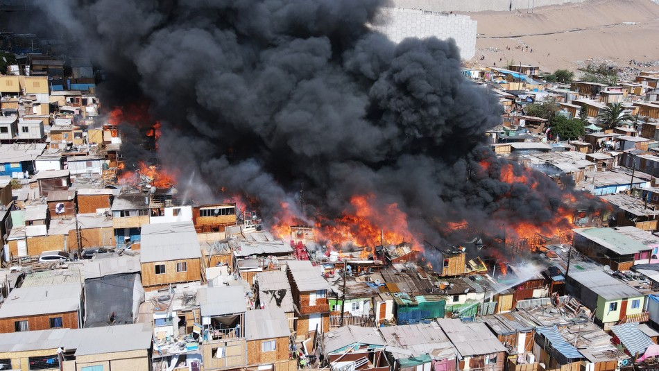 Incendio en campamento de Iquique: Ministra Rubilar viaja la zona y compromete ayuda Incendio en campamento de Iquique: Ministra Rubilar viaja la zona y compromete ayuda