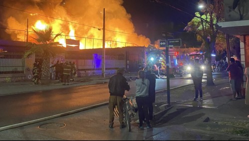Incendio afecta a barraca de madera en Cerro Navia: Bomberos tuvo problemas con flujo de agua
