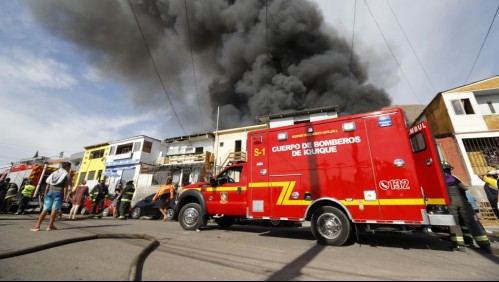 Se reactiva incendio que afectó a cientos de personas en campamento en Iquique