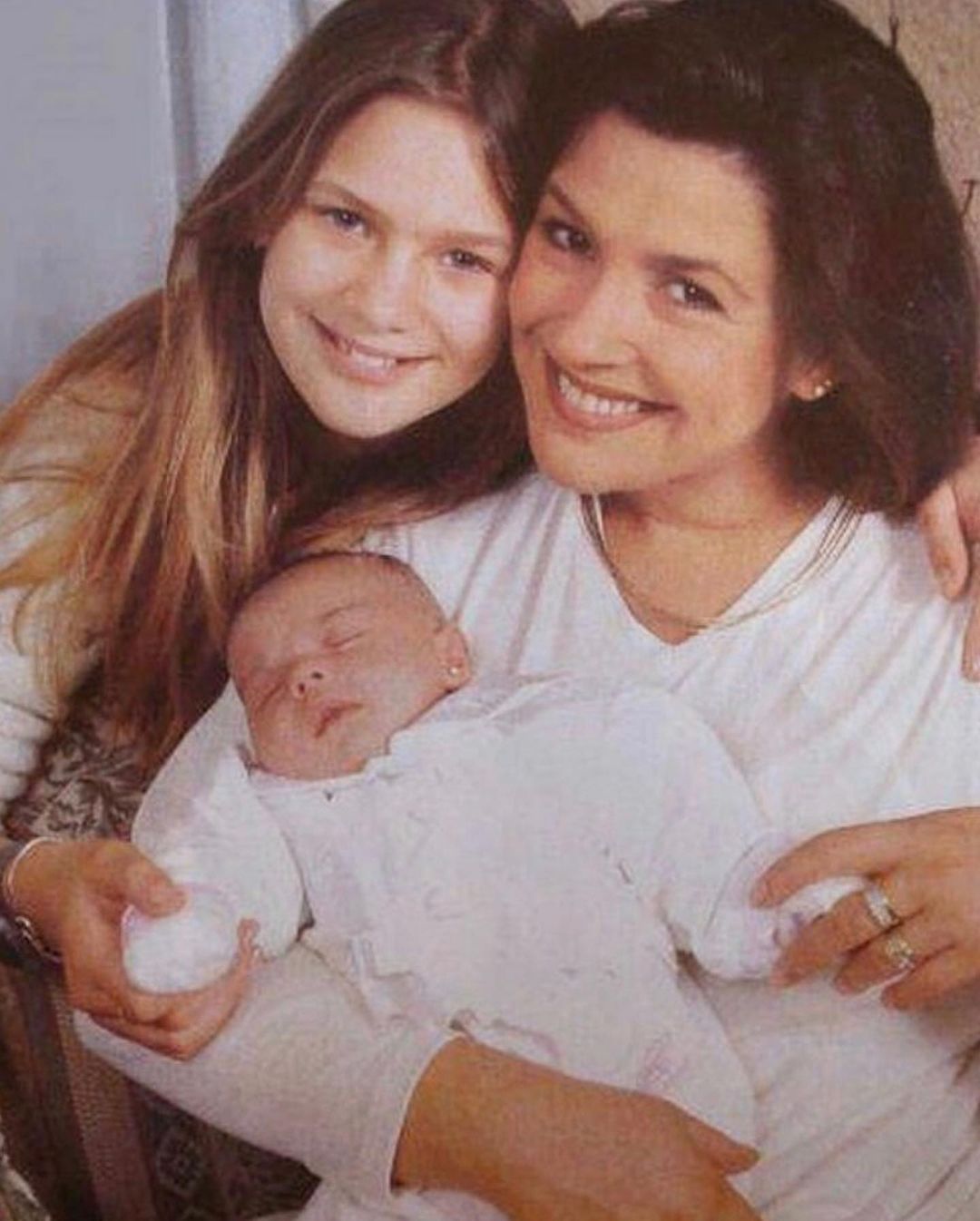 En la fotografía aparece Carolina Arregui, en su brazos su hija menor María Jesús Sothers y a un lado su hija mayor, Mayte Rodriguez. 