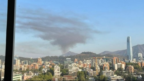 Incendio en Cerro San Cristóbal por el costado de Recoleta: 'Fuego en dos viviendas de material ligero'