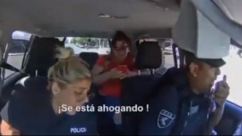 Video muestra a policías salvando la vida de una bebé que no respiraba haciéndole RCP camino al hospital